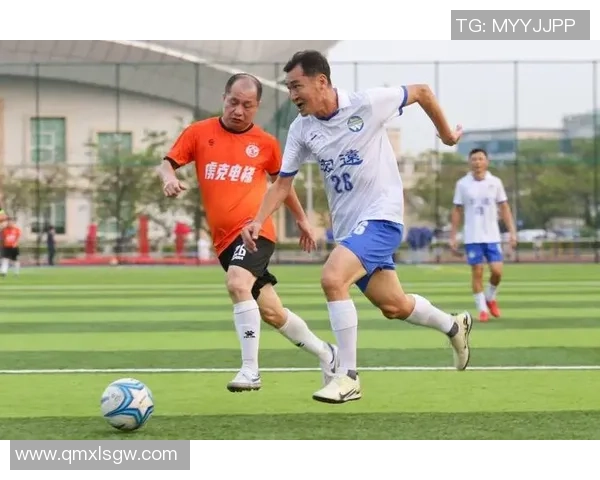 足球明星之间的深厚友谊与团结精神如何影响赛场内外的表现与合作